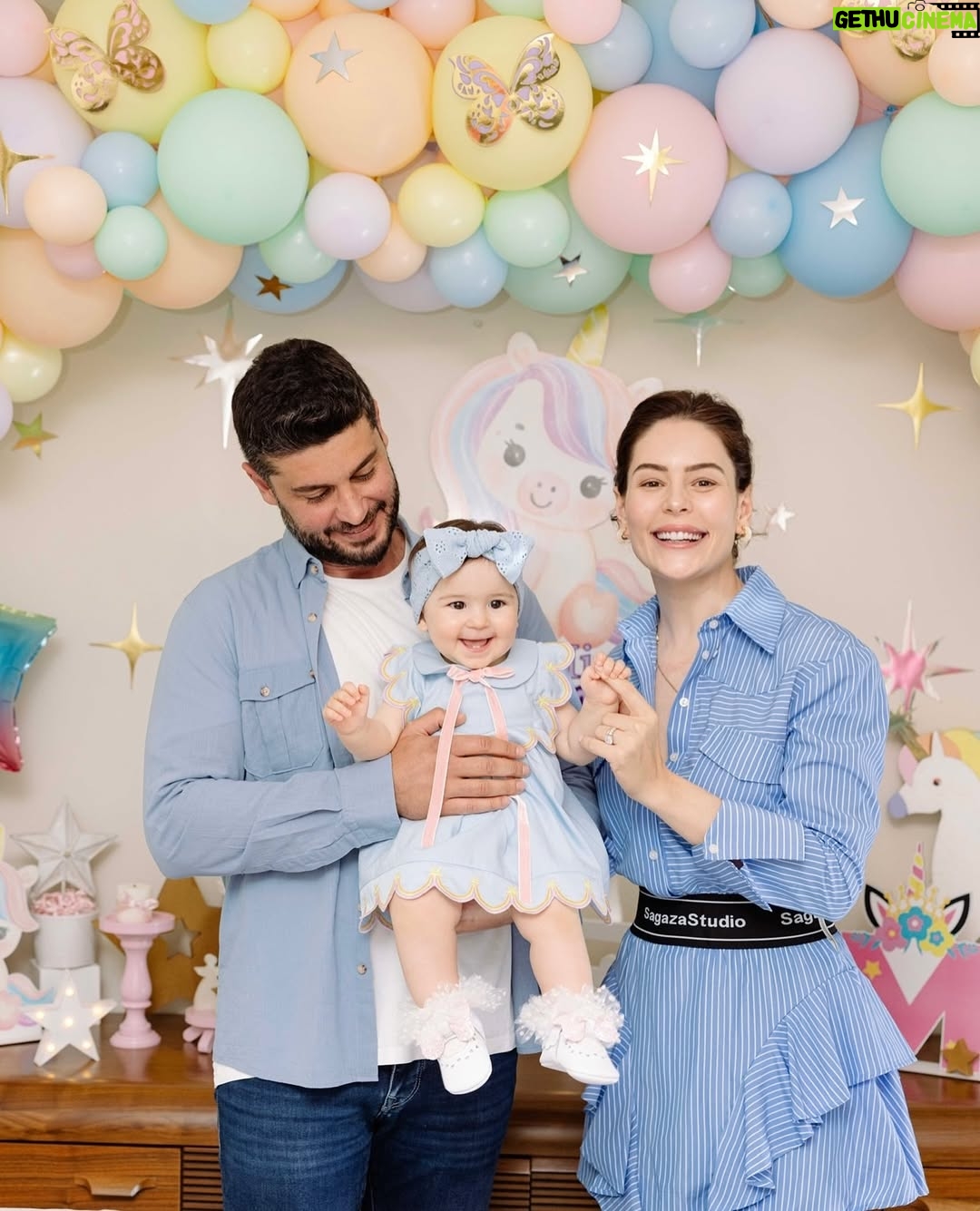 Yildiz Cagri Atiksoy - 445.2K Likes - 🧿🧿🧿🧿🧿 
Cennet evladının yüzüymüş .. yüzünü gördüğümde anladım Cennet yüzlü kızım 🥹 Benim hayal ettiğimden de güzel seninle yeniden doğmak.. Senden önce ne kadar korkusuzmuşum meğer, şimdi ödüm kopuyor tırnağının ucu kırılacak diye.. bir yandan koca Dünyayı sırtlayacak güce, karşısında duracak cesarete sahipken, öte yandan seni sarıp sarmalayıp en içime saklamak istiyorum. 
Dilerim; yaşamın boyunca benim kalbimle sevsinler seni, benim gözlerimle baksınlar, benim dokunduğum gibi dokunsun herkes sana 🙏🏻 Bu Dünya’ya mutluluğu deneyimlemek için gelmiş ol güzel kızım, imtihansız imtihanların olsun meleğim.. Rabbimin iyi ruhları çıksın hep karşına 🙏🏻 Seninle ilgili çok fazla hayalim var .. ama ilki Babanla bizim yaşlarımıza geldiğin yaşlara sağlıkla şahit olmayı tüm kalbimle diliyorum.. Ömrüm yettiği müddetçe seninle gökyüzünde kanatsız uçacağız Miloşkom .. benim kızım olduğun için çok şanslıyım.. iyi ki bana .. 
bize geldin gül gözlüm .. #MiraMilena1yaşında #MiraMilenaOktay 21.05.24 🤍🙏🏻🥲 Doğum günü pastan her sene Babanın ellerinden olsun ☺️🎉🎈