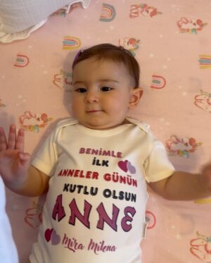 Yildiz Cagri Atiksoy Instagram - 🧿🧿🧿🧿🧿
Cennet evladının yüzüymüş .. yüzünü gördüğümde anladım Cennet yüzlü kızım 🥹 Benim hayal ettiğimden de güzel seninle yeniden doğmak.. Senden önce ne kadar korkusuzmuşum meğer, şimdi ödüm kopuyor tırnağının ucu kırılacak diye.. bir yandan koca Dünyayı sırtlayacak güce, karşısında duracak cesarete sahipken, öte yandan seni sarıp sarmalayıp en içime saklamak istiyorum.
Dilerim; yaşamın boyunca benim kalbimle sevsinler seni, benim gözlerimle baksınlar, benim dokunduğum gibi dokunsun herkes sana 🙏🏻 Bu Dünya’ya mutluluğu deneyimlemek için gelmiş ol güzel kızım, imtihansız imtihanların olsun meleğim.. Rabbimin iyi ruhları çıksın hep karşına 🙏🏻 Seninle ilgili çok fazla hayalim var .. ama ilki Babanla bizim yaşlarımıza geldiğin yaşlara sağlıkla şahit olmayı tüm kalbimle diliyorum.. Ömrüm yettiği müddetçe seninle gökyüzünde kanatsız uçacağız Miloşkom .. benim kızım olduğun için çok şanslıyım.. iyi ki bana ..
bize geldin gül gözlüm .. #MiraMilena1yaşında #MiraMilenaOktay 21.05.24 🤍🙏🏻🥲 Doğum günü pastan her sene Babanın ellerinden olsun ☺️🎉🎈