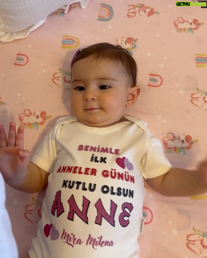 Yildiz Cagri Atiksoy - 445.2K Likes - 🧿🧿🧿🧿🧿 
Cennet evladının yüzüymüş .. yüzünü gördüğümde anladım Cennet yüzlü kızım 🥹 Benim hayal ettiğimden de güzel seninle yeniden doğmak.. Senden önce ne kadar korkusuzmuşum meğer, şimdi ödüm kopuyor tırnağının ucu kırılacak diye.. bir yandan koca Dünyayı sırtlayacak güce, karşısında duracak cesarete sahipken, öte yandan seni sarıp sarmalayıp en içime saklamak istiyorum. 
Dilerim; yaşamın boyunca benim kalbimle sevsinler seni, benim gözlerimle baksınlar, benim dokunduğum gibi dokunsun herkes sana 🙏🏻 Bu Dünya’ya mutluluğu deneyimlemek için gelmiş ol güzel kızım, imtihansız imtihanların olsun meleğim.. Rabbimin iyi ruhları çıksın hep karşına 🙏🏻 Seninle ilgili çok fazla hayalim var .. ama ilki Babanla bizim yaşlarımıza geldiğin yaşlara sağlıkla şahit olmayı tüm kalbimle diliyorum.. Ömrüm yettiği müddetçe seninle gökyüzünde kanatsız uçacağız Miloşkom .. benim kızım olduğun için çok şanslıyım.. iyi ki bana .. 
bize geldin gül gözlüm .. #MiraMilena1yaşında #MiraMilenaOktay 21.05.24 🤍🙏🏻🥲 Doğum günü pastan her sene Babanın ellerinden olsun ☺️🎉🎈