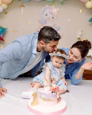 Yildiz Cagri Atiksoy Instagram - 🧿🧿🧿🧿🧿
Cennet evladının yüzüymüş .. yüzünü gördüğümde anladım Cennet yüzlü kızım 🥹 Benim hayal ettiğimden de güzel seninle yeniden doğmak.. Senden önce ne kadar korkusuzmuşum meğer, şimdi ödüm kopuyor tırnağının ucu kırılacak diye.. bir yandan koca Dünyayı sırtlayacak güce, karşısında duracak cesarete sahipken, öte yandan seni sarıp sarmalayıp en içime saklamak istiyorum.
Dilerim; yaşamın boyunca benim kalbimle sevsinler seni, benim gözlerimle baksınlar, benim dokunduğum gibi dokunsun herkes sana 🙏🏻 Bu Dünya’ya mutluluğu deneyimlemek için gelmiş ol güzel kızım, imtihansız imtihanların olsun meleğim.. Rabbimin iyi ruhları çıksın hep karşına 🙏🏻 Seninle ilgili çok fazla hayalim var .. ama ilki Babanla bizim yaşlarımıza geldiğin yaşlara sağlıkla şahit olmayı tüm kalbimle diliyorum.. Ömrüm yettiği müddetçe seninle gökyüzünde kanatsız uçacağız Miloşkom .. benim kızım olduğun için çok şanslıyım.. iyi ki bana ..
bize geldin gül gözlüm .. #MiraMilena1yaşında #MiraMilenaOktay 21.05.24 🤍🙏🏻🥲 Doğum günü pastan her sene Babanın ellerinden olsun ☺️🎉🎈
