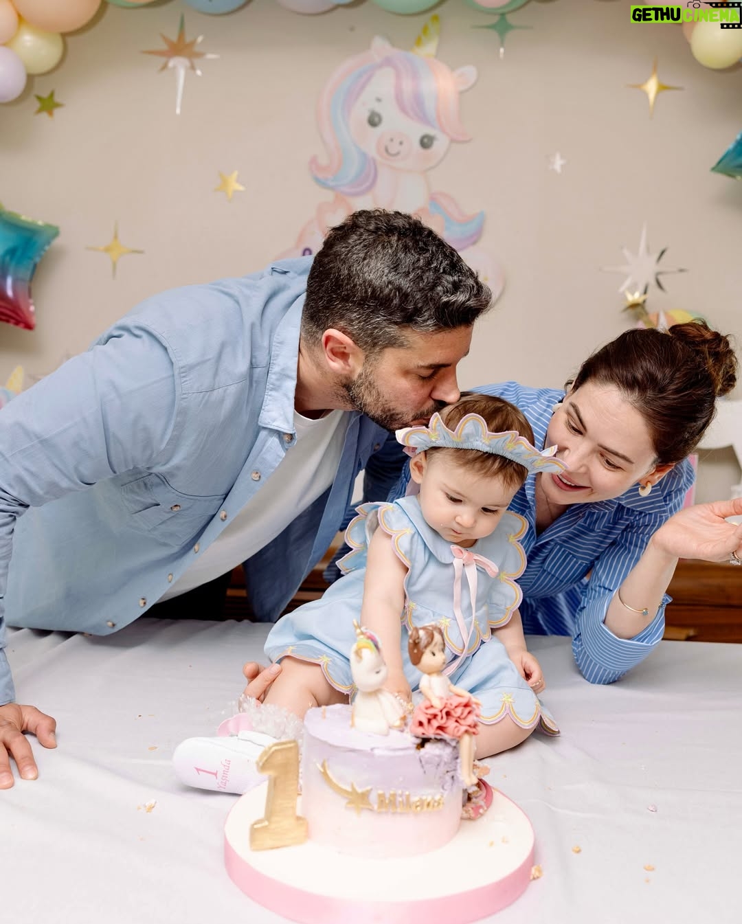 Yildiz Cagri Atiksoy - 445.2K Likes - 🧿🧿🧿🧿🧿 
Cennet evladının yüzüymüş .. yüzünü gördüğümde anladım Cennet yüzlü kızım 🥹 Benim hayal ettiğimden de güzel seninle yeniden doğmak.. Senden önce ne kadar korkusuzmuşum meğer, şimdi ödüm kopuyor tırnağının ucu kırılacak diye.. bir yandan koca Dünyayı sırtlayacak güce, karşısında duracak cesarete sahipken, öte yandan seni sarıp sarmalayıp en içime saklamak istiyorum. 
Dilerim; yaşamın boyunca benim kalbimle sevsinler seni, benim gözlerimle baksınlar, benim dokunduğum gibi dokunsun herkes sana 🙏🏻 Bu Dünya’ya mutluluğu deneyimlemek için gelmiş ol güzel kızım, imtihansız imtihanların olsun meleğim.. Rabbimin iyi ruhları çıksın hep karşına 🙏🏻 Seninle ilgili çok fazla hayalim var .. ama ilki Babanla bizim yaşlarımıza geldiğin yaşlara sağlıkla şahit olmayı tüm kalbimle diliyorum.. Ömrüm yettiği müddetçe seninle gökyüzünde kanatsız uçacağız Miloşkom .. benim kızım olduğun için çok şanslıyım.. iyi ki bana .. 
bize geldin gül gözlüm .. #MiraMilena1yaşında #MiraMilenaOktay 21.05.24 🤍🙏🏻🥲 Doğum günü pastan her sene Babanın ellerinden olsun ☺️🎉🎈