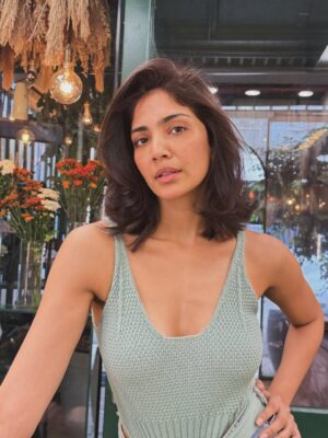 Yogita Bihani Instagram - Long story short… again. ✂️😉

@amityashwant_hair you magician ✨🫶🏻