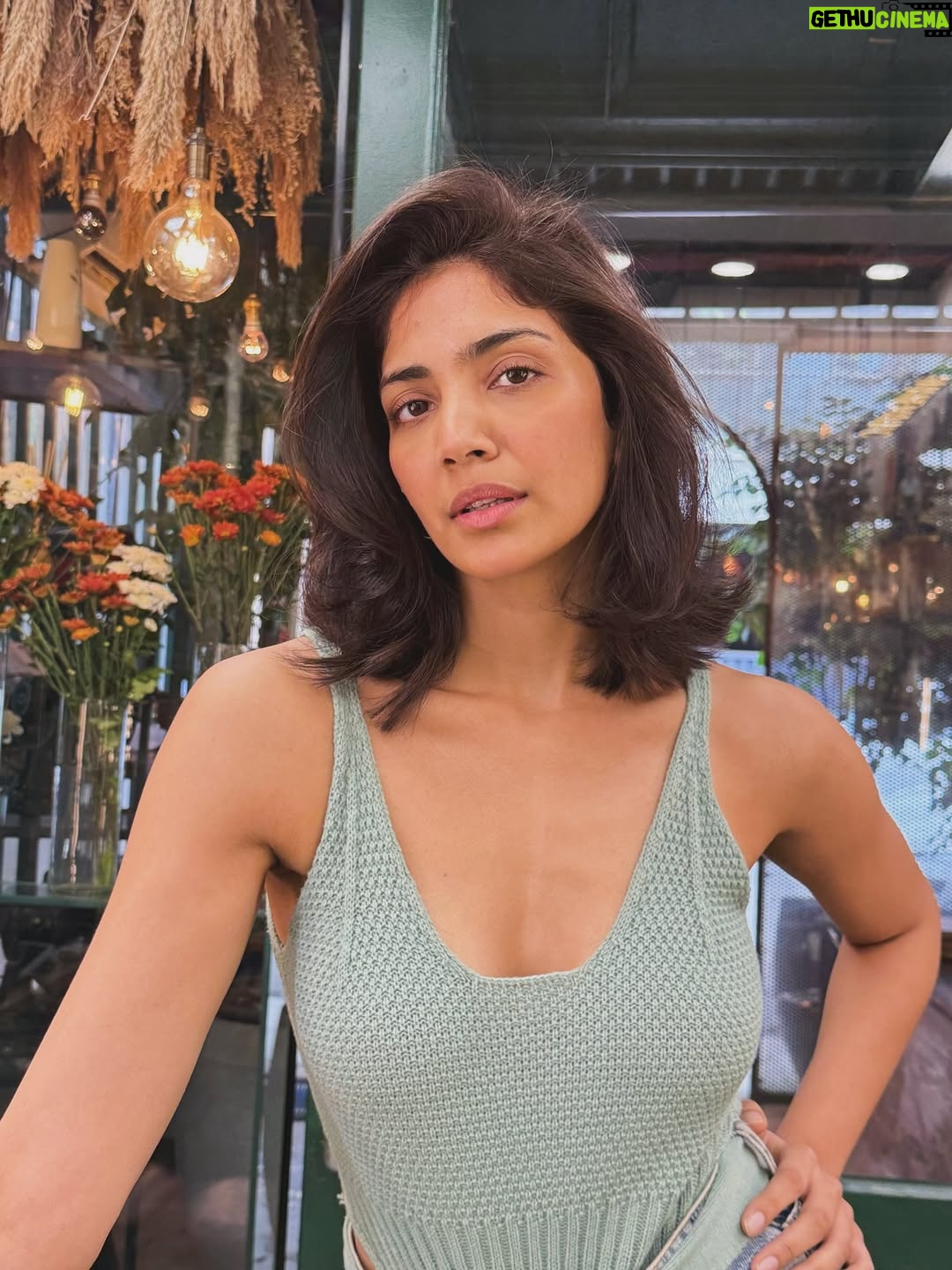 Yogita Bihani - 28.1K Likes - Long story short… again. ✂️😉

@amityashwant_hair you magician ✨🫶🏻