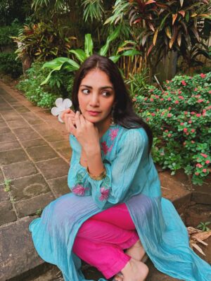 Yogita Bihani Instagram - Happy Ganesh Chaturthi ✨🙏🏻

Wearing @kavana.in
