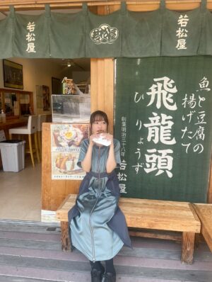 Yoko Hikasa Instagram - ☀️
めちゃんこ前のことになりますが。
ざつ旅のアフレコしたり放送始まって
旅欲が非常に高まってまして！
ざつ旅聖地巡礼したくて伊勢神宮行きました！
りりさんと子供のかけあいのシーンの
飛龍頭のお店、若松屋さんも行けましたよ❤️
卵がはいっててとてつもなく美味い😋
赤福も食べたし、伊勢うどんも食べたし、
かき氷も食べたし、串も食べたよ。
食べてばっかだな！！！！！

#ざつ旅
#聖地巡礼
#伊勢神宮
#飛龍頭
#若松屋
#赤福
