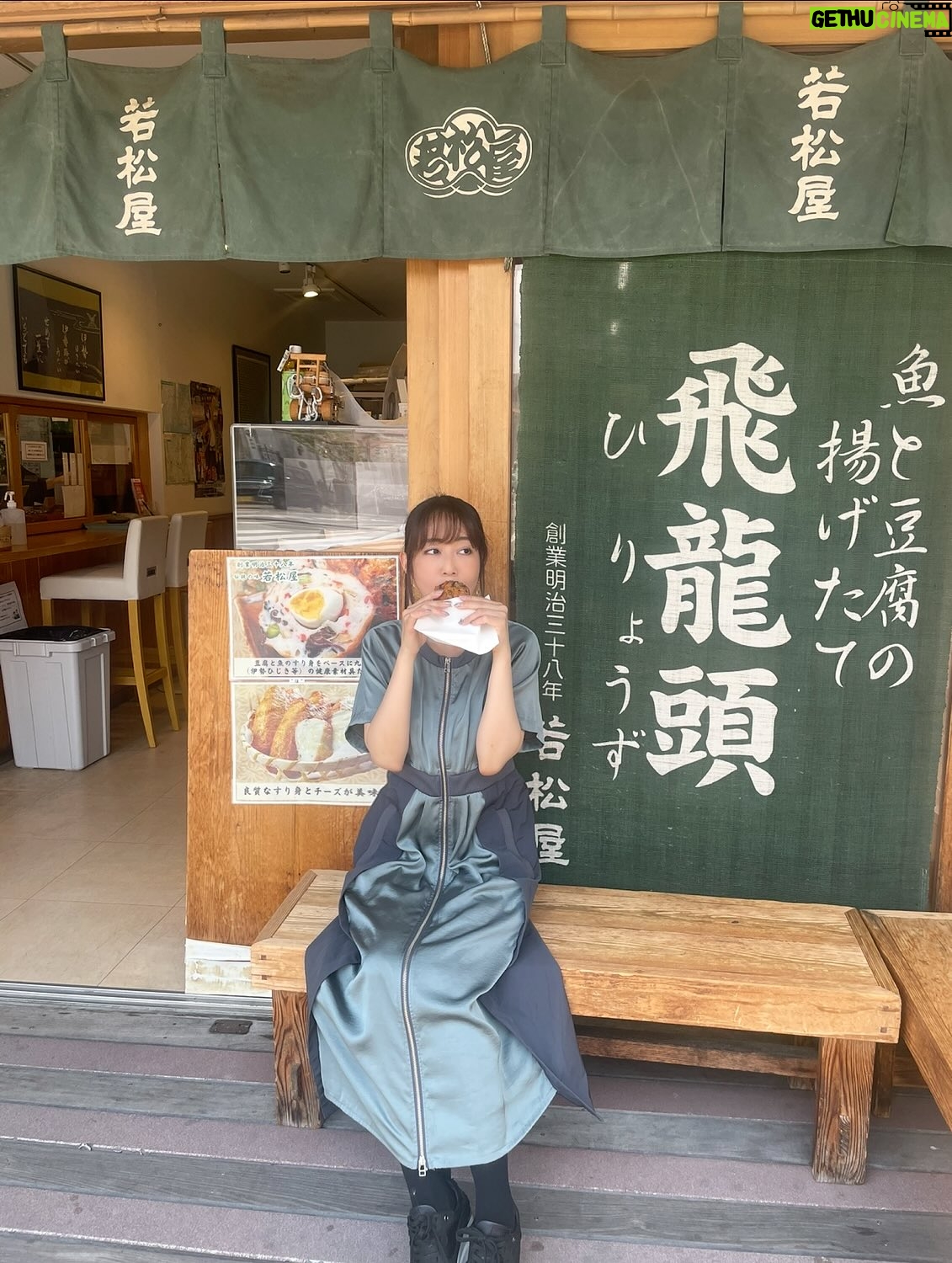 Yoko Hikasa - 7.7K Likes - ☀️
めちゃんこ前のことになりますが。
ざつ旅のアフレコしたり放送始まって
旅欲が非常に高まってまして！
ざつ旅聖地巡礼したくて伊勢神宮行きました！
りりさんと子供のかけあいのシーンの
飛龍頭のお店、若松屋さんも行けましたよ❤️
卵がはいっててとてつもなく美味い😋
赤福も食べたし、伊勢うどんも食べたし、
かき氷も食べたし、串も食べたよ。
食べてばっかだな！！！！！

#ざつ旅
#聖地巡礼
#伊勢神宮
#飛龍頭
#若松屋
#赤福