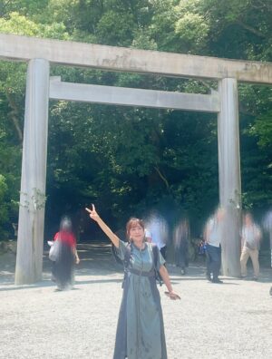 Yoko Hikasa Instagram - ☀️
めちゃんこ前のことになりますが。
ざつ旅のアフレコしたり放送始まって
旅欲が非常に高まってまして！
ざつ旅聖地巡礼したくて伊勢神宮行きました！
りりさんと子供のかけあいのシーンの
飛龍頭のお店、若松屋さんも行けましたよ❤️
卵がはいっててとてつもなく美味い😋
赤福も食べたし、伊勢うどんも食べたし、
かき氷も食べたし、串も食べたよ。
食べてばっかだな！！！！！

#ざつ旅
#聖地巡礼
#伊勢神宮
#飛龍頭
#若松屋
#赤福