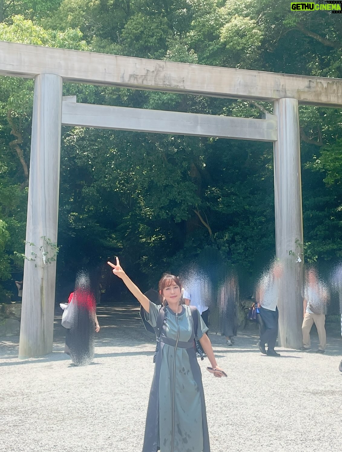 Yoko Hikasa - 7.7K Likes - ☀️
めちゃんこ前のことになりますが。
ざつ旅のアフレコしたり放送始まって
旅欲が非常に高まってまして！
ざつ旅聖地巡礼したくて伊勢神宮行きました！
りりさんと子供のかけあいのシーンの
飛龍頭のお店、若松屋さんも行けましたよ❤️
卵がはいっててとてつもなく美味い😋
赤福も食べたし、伊勢うどんも食べたし、
かき氷も食べたし、串も食べたよ。
食べてばっかだな！！！！！

#ざつ旅
#聖地巡礼
#伊勢神宮
#飛龍頭
#若松屋
#赤福