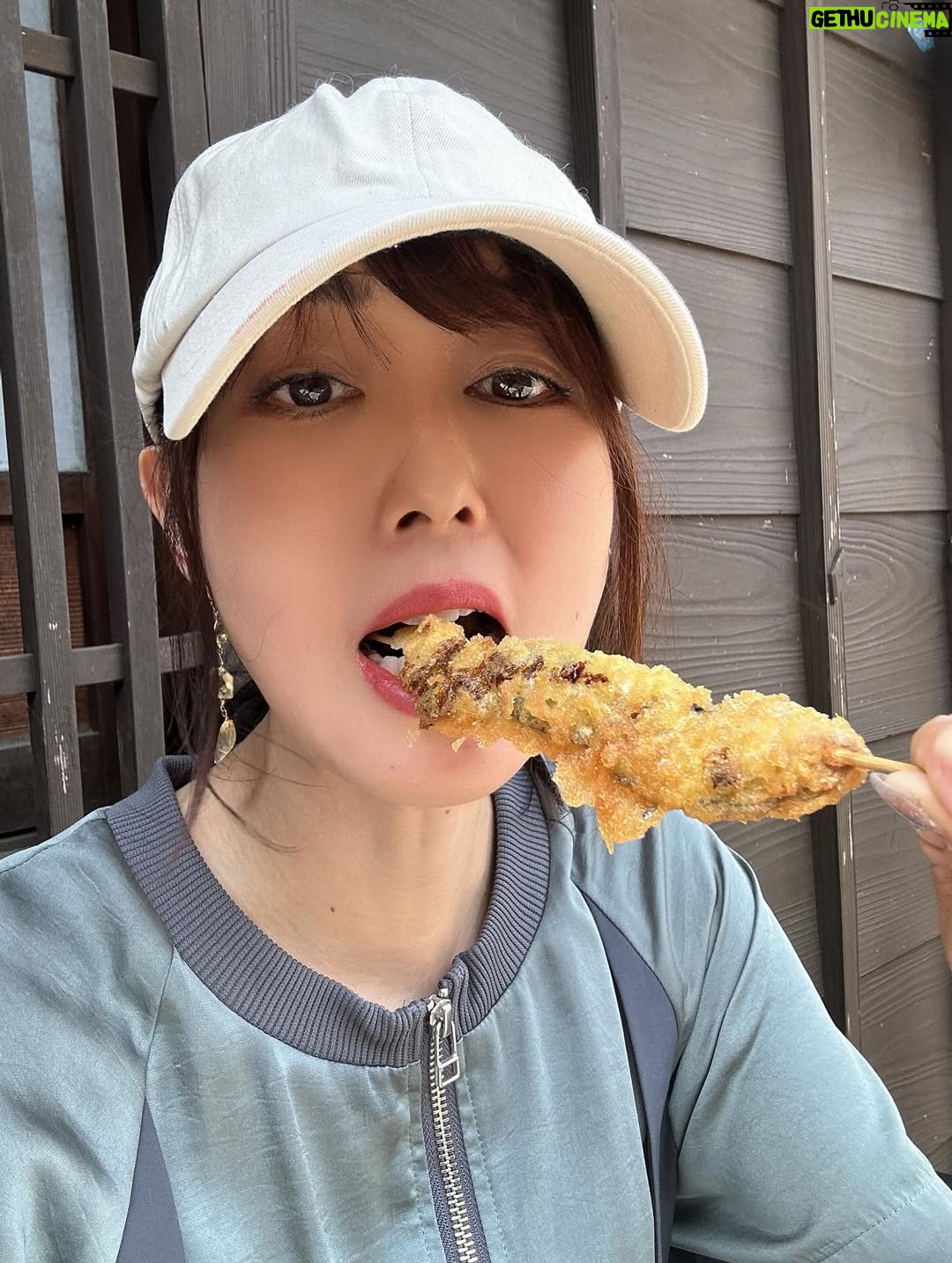 Yoko Hikasa - 7.7K Likes - ☀️
めちゃんこ前のことになりますが。
ざつ旅のアフレコしたり放送始まって
旅欲が非常に高まってまして！
ざつ旅聖地巡礼したくて伊勢神宮行きました！
りりさんと子供のかけあいのシーンの
飛龍頭のお店、若松屋さんも行けましたよ❤️
卵がはいっててとてつもなく美味い😋
赤福も食べたし、伊勢うどんも食べたし、
かき氷も食べたし、串も食べたよ。
食べてばっかだな！！！！！

#ざつ旅
#聖地巡礼
#伊勢神宮
#飛龍頭
#若松屋
#赤福