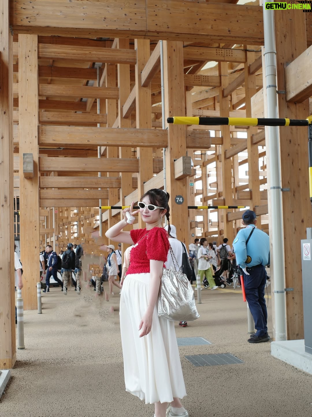 Yoshida Akari - 20.1K Likes - 駆け込みで大阪万博に行ってきました❤️💙
安定期に入って、少し涼しくなったら行こうと思ってたら
最後にかけて激混みで…😂笑
どこも人人人人人って感じでした😂😂笑
パビリオンは入場規制だらけで
入れなかったけど現地の雰囲気を味わいに
母と行きました❤️‍🔥❤️‍🔥
.
自分が生きてる間に万博に行けてよかったです❣️
地元大阪の盛り上がりを現地で感じることができて
嬉しかったです❤️❤️❤️
大屋根リングの迫力もすごかった〜！！
.
そして偶然　よんチャンTVのお天気キャスターの
前田さんにお会いできました〜！❤️
パビリオン入れなかったけど前田さんに会えたから
オールオッケー🙆笑
.
母にカメラ任せたら爪入ってました…笑
.
#大阪万博 #万博