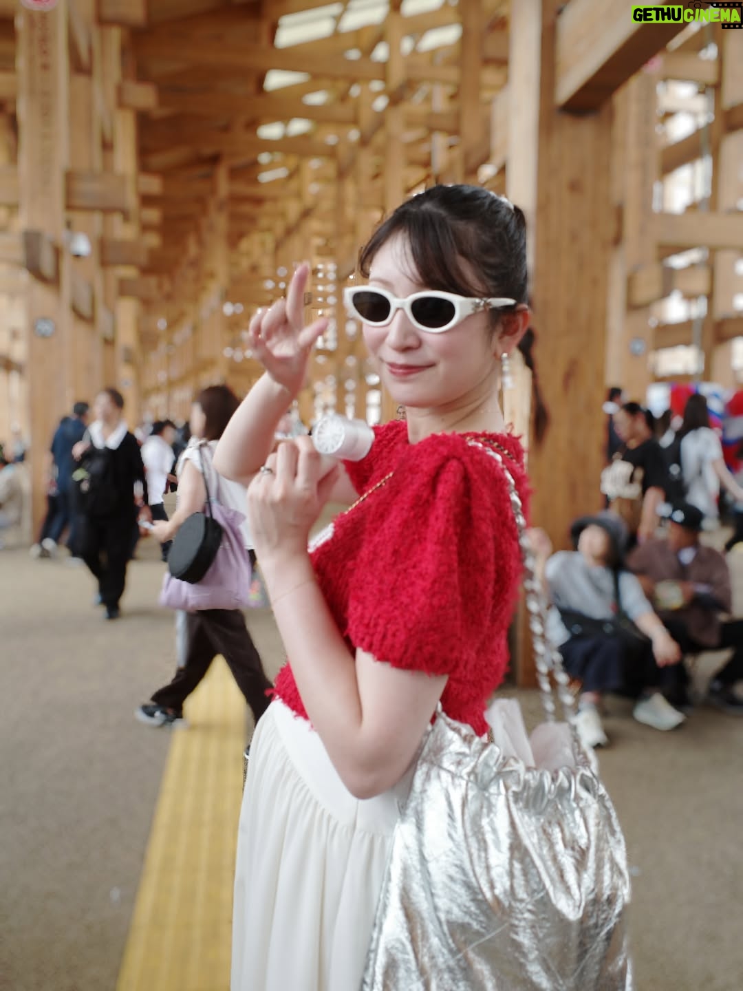 Yoshida Akari - 20.1K Likes - 駆け込みで大阪万博に行ってきました❤️💙
安定期に入って、少し涼しくなったら行こうと思ってたら
最後にかけて激混みで…😂笑
どこも人人人人人って感じでした😂😂笑
パビリオンは入場規制だらけで
入れなかったけど現地の雰囲気を味わいに
母と行きました❤️‍🔥❤️‍🔥
.
自分が生きてる間に万博に行けてよかったです❣️
地元大阪の盛り上がりを現地で感じることができて
嬉しかったです❤️❤️❤️
大屋根リングの迫力もすごかった〜！！
.
そして偶然　よんチャンTVのお天気キャスターの
前田さんにお会いできました〜！❤️
パビリオン入れなかったけど前田さんに会えたから
オールオッケー🙆笑
.
母にカメラ任せたら爪入ってました…笑
.
#大阪万博 #万博