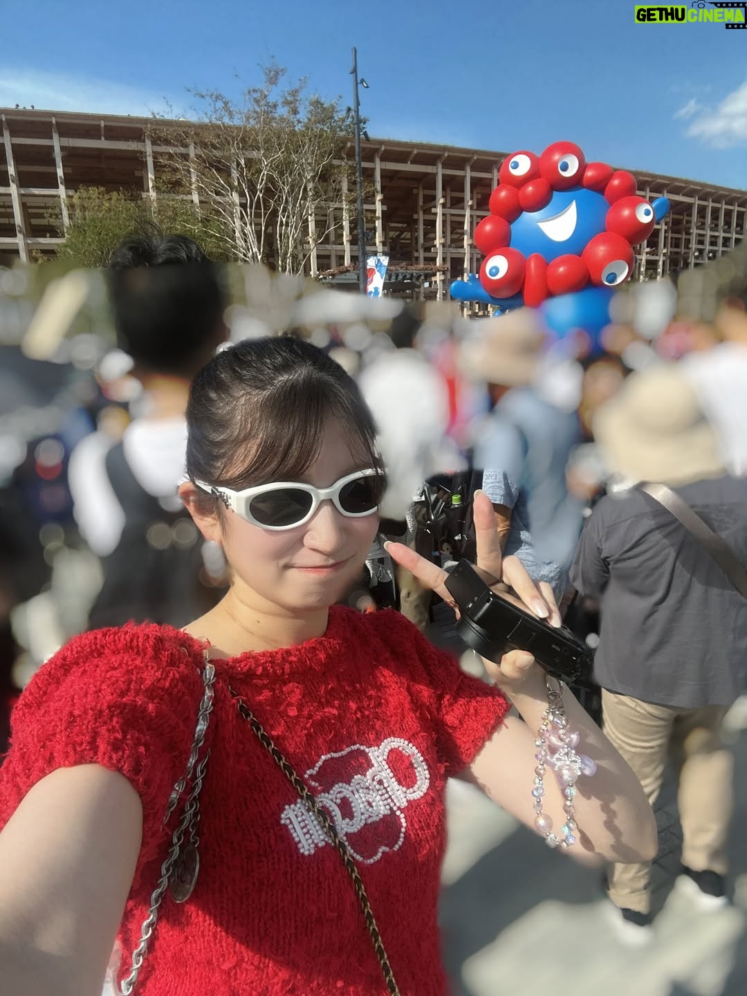 Yoshida Akari - 20.1K Likes - 駆け込みで大阪万博に行ってきました❤️💙
安定期に入って、少し涼しくなったら行こうと思ってたら
最後にかけて激混みで…😂笑
どこも人人人人人って感じでした😂😂笑
パビリオンは入場規制だらけで
入れなかったけど現地の雰囲気を味わいに
母と行きました❤️‍🔥❤️‍🔥
.
自分が生きてる間に万博に行けてよかったです❣️
地元大阪の盛り上がりを現地で感じることができて
嬉しかったです❤️❤️❤️
大屋根リングの迫力もすごかった〜！！
.
そして偶然　よんチャンTVのお天気キャスターの
前田さんにお会いできました〜！❤️
パビリオン入れなかったけど前田さんに会えたから
オールオッケー🙆笑
.
母にカメラ任せたら爪入ってました…笑
.
#大阪万博 #万博