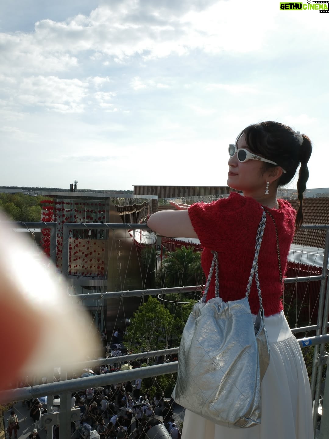Yoshida Akari - 20.1K Likes - 駆け込みで大阪万博に行ってきました❤️💙
安定期に入って、少し涼しくなったら行こうと思ってたら
最後にかけて激混みで…😂笑
どこも人人人人人って感じでした😂😂笑
パビリオンは入場規制だらけで
入れなかったけど現地の雰囲気を味わいに
母と行きました❤️‍🔥❤️‍🔥
.
自分が生きてる間に万博に行けてよかったです❣️
地元大阪の盛り上がりを現地で感じることができて
嬉しかったです❤️❤️❤️
大屋根リングの迫力もすごかった〜！！
.
そして偶然　よんチャンTVのお天気キャスターの
前田さんにお会いできました〜！❤️
パビリオン入れなかったけど前田さんに会えたから
オールオッケー🙆笑
.
母にカメラ任せたら爪入ってました…笑
.
#大阪万博 #万博