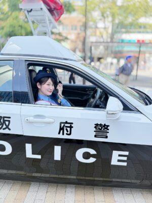 Yoshida Akari Instagram - 本日は私の生まれ育った地元
大阪堺市の一日警察署長を務めさせていただきました👮
.
本物の制服も着させていただき
署長室にもお邪魔させていただき
パトカーや白バイ(エンジン入ってません)にも
乗ってみたり、貴重な体験をさせていただきました！
.
大好きな地元堺で、大切な役割を任せていただき
ありがとうございました！とても嬉しかったです！
.
皆さん☺️交通ルールをしっかり守って
安全で快適な街づくりを心がけましょう☺️
.