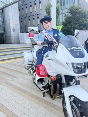 Yoshida Akari Instagram - 本日は私の生まれ育った地元
大阪堺市の一日警察署長を務めさせていただきました👮
.
本物の制服も着させていただき
署長室にもお邪魔させていただき
パトカーや白バイ(エンジン入ってません)にも
乗ってみたり、貴重な体験をさせていただきました！
.
大好きな地元堺で、大切な役割を任せていただき
ありがとうございました！とても嬉しかったです！
.
皆さん☺️交通ルールをしっかり守って
安全で快適な街づくりを心がけましょう☺️
.