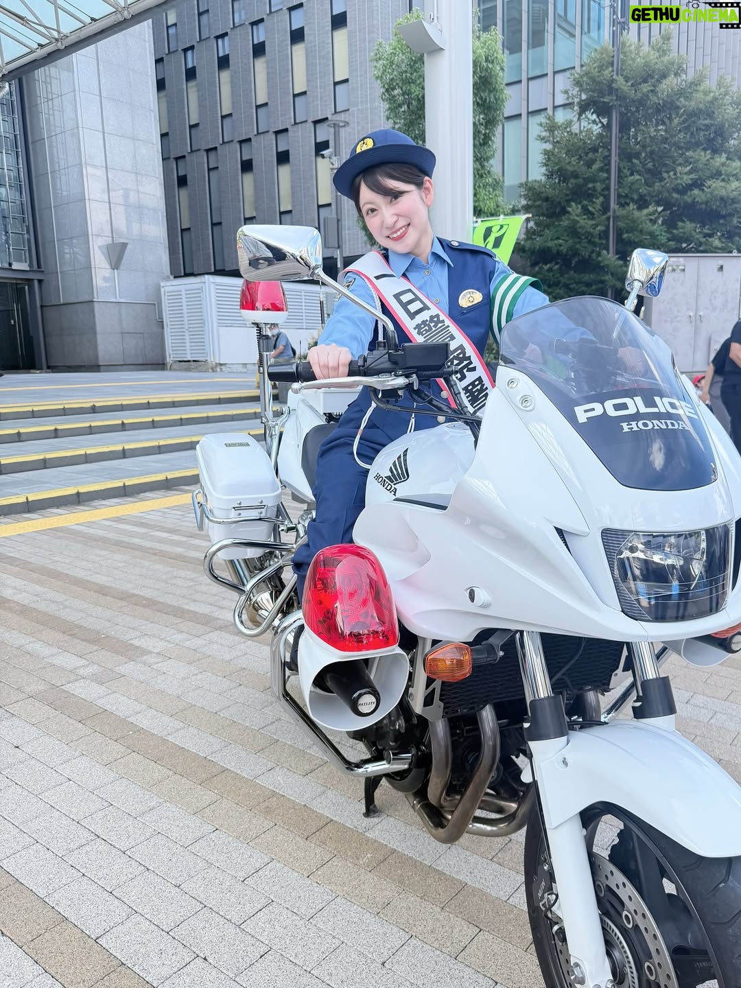 Yoshida Akari - 15.6K Likes - 本日は私の生まれ育った地元
大阪堺市の一日警察署長を務めさせていただきました👮
.
本物の制服も着させていただき
署長室にもお邪魔させていただき
パトカーや白バイ(エンジン入ってません)にも
乗ってみたり、貴重な体験をさせていただきました！
.
大好きな地元堺で、大切な役割を任せていただき
ありがとうございました！とても嬉しかったです！
.
皆さん☺️交通ルールをしっかり守って
安全で快適な街づくりを心がけましょう☺️
.