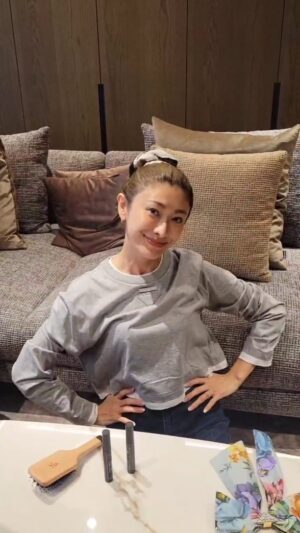 Yu Yamada Instagram - いつもみんなに
髪伸びるの早すぎない!?って
言われますw
ロングヘアのときは
アレンジの幅が広がるのも
楽しみのひとつです♡
今回はそんなロングを活かした
簡単アレンジ動画を撮ってみました!
よかったら参考にしてね♡
動画に出てくる
マスカラタイプのヘアセットブラシは
@goodtime_treatment のもの!!
ピンポイントで整えられて
しかも、持ち運べるサイズなのも嬉しい♡
香りは、ネロリとバニラ&ココナッツの2種類あって
どちらもふんわりと良い香り♡
気分も上がるよ♡♡
#tops
@prada