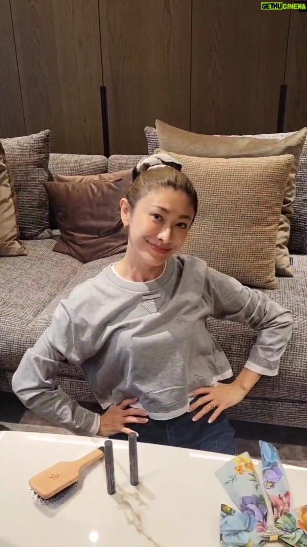 Yu Yamada - 25.5K Likes - いつもみんなに
髪伸びるの早すぎない!?って
言われますw

ロングヘアのときは
アレンジの幅が広がるのも
楽しみのひとつです♡

今回はそんなロングを活かした
簡単アレンジ動画を撮ってみました！
よかったら参考にしてね♡

動画に出てくる
マスカラタイプのヘアセットブラシは
@goodtime_treatment のもの!!
ピンポイントで整えられて
しかも、持ち運べるサイズなのも嬉しい♡
香りは、ネロリとバニラ&ココナッツの2種類あって
どちらもふんわりと良い香り♡
気分も上がるよ♡♡

#tops
@prada
