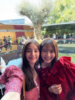 Yuko Araki Instagram - 少し前に滑り込みで大阪万博に行ってきました♡
with りんくま🐻‍❄️

楽しくて、もっともっと時間が欲しいなぁと思いながらも色んな国の素敵なところを見ることができて楽しかった☺️

赤い服にデニムでと約束をして🔴🔵ミャクミャクさま♡