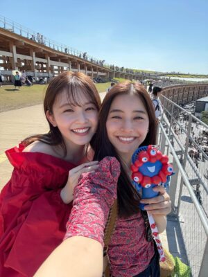 Yuko Araki Instagram - 少し前に滑り込みで大阪万博に行ってきました♡
with りんくま🐻‍❄️

楽しくて、もっともっと時間が欲しいなぁと思いながらも色んな国の素敵なところを見ることができて楽しかった☺️

赤い服にデニムでと約束をして🔴🔵ミャクミャクさま♡