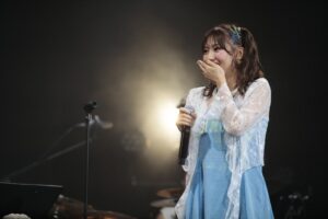 Yuko Oshima Instagram - 佐江ちゃんのファーストライヴを観に行かせていただきました🎤✨
さらには、8/13がお誕生日だったこともあり、お祝いを兼ねてサプライズ出演もしちゃいました😆
佐江ちゃん喜んでくれてよかったー🩷
ファーストライヴは佐江ちゃんが考えたセトリがおもしろいわ、夏盛り盛りの選曲で清々しいわ、ファンの方の嬉しそうな様子を見れて私も勝手に嬉しくなっちゃうわ、で
最高の時間でした👍✨
隣に座っていたSayaka AkimotoはOvertureがかかるなり、涙して笑って涙してって忙しそうでした笑

改めてお誕生日おめでとう、そしてファーストライヴお疲れ様でした💐‼️
