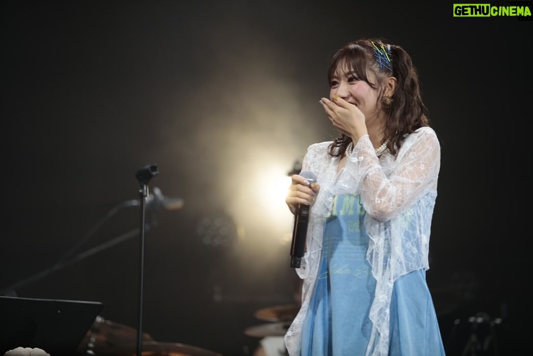Yuko Oshima - 58.3K Likes - 佐江ちゃんのファーストライヴを観に行かせていただきました🎤✨
さらには、8/13がお誕生日だったこともあり、お祝いを兼ねてサプライズ出演もしちゃいました😆
佐江ちゃん喜んでくれてよかったー🩷
ファーストライヴは佐江ちゃんが考えたセトリがおもしろいわ、夏盛り盛りの選曲で清々しいわ、ファンの方の嬉しそうな様子を見れて私も勝手に嬉しくなっちゃうわ、で
最高の時間でした👍✨
隣に座っていたSayaka AkimotoはOvertureがかかるなり、涙して笑って涙してって忙しそうでした笑

改めてお誕生日おめでとう、そしてファーストライヴお疲れ様でした💐‼️
