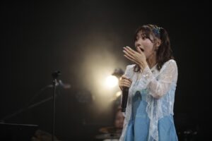 Yuko Oshima Instagram - 佐江ちゃんのファーストライヴを観に行かせていただきました🎤✨
さらには、8/13がお誕生日だったこともあり、お祝いを兼ねてサプライズ出演もしちゃいました😆
佐江ちゃん喜んでくれてよかったー🩷
ファーストライヴは佐江ちゃんが考えたセトリがおもしろいわ、夏盛り盛りの選曲で清々しいわ、ファンの方の嬉しそうな様子を見れて私も勝手に嬉しくなっちゃうわ、で
最高の時間でした👍✨
隣に座っていたSayaka AkimotoはOvertureがかかるなり、涙して笑って涙してって忙しそうでした笑

改めてお誕生日おめでとう、そしてファーストライヴお疲れ様でした💐‼️