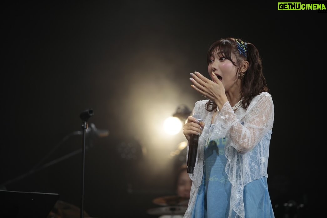 Yuko Oshima - 58.3K Likes - 佐江ちゃんのファーストライヴを観に行かせていただきました🎤✨
さらには、8/13がお誕生日だったこともあり、お祝いを兼ねてサプライズ出演もしちゃいました😆
佐江ちゃん喜んでくれてよかったー🩷
ファーストライヴは佐江ちゃんが考えたセトリがおもしろいわ、夏盛り盛りの選曲で清々しいわ、ファンの方の嬉しそうな様子を見れて私も勝手に嬉しくなっちゃうわ、で
最高の時間でした👍✨
隣に座っていたSayaka AkimotoはOvertureがかかるなり、涙して笑って涙してって忙しそうでした笑

改めてお誕生日おめでとう、そしてファーストライヴお疲れ様でした💐‼️