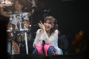 Yuko Oshima Instagram - 佐江ちゃんのファーストライヴを観に行かせていただきました🎤✨
さらには、8/13がお誕生日だったこともあり、お祝いを兼ねてサプライズ出演もしちゃいました😆
佐江ちゃん喜んでくれてよかったー🩷
ファーストライヴは佐江ちゃんが考えたセトリがおもしろいわ、夏盛り盛りの選曲で清々しいわ、ファンの方の嬉しそうな様子を見れて私も勝手に嬉しくなっちゃうわ、で
最高の時間でした👍✨
隣に座っていたSayaka AkimotoはOvertureがかかるなり、涙して笑って涙してって忙しそうでした笑

改めてお誕生日おめでとう、そしてファーストライヴお疲れ様でした💐‼️