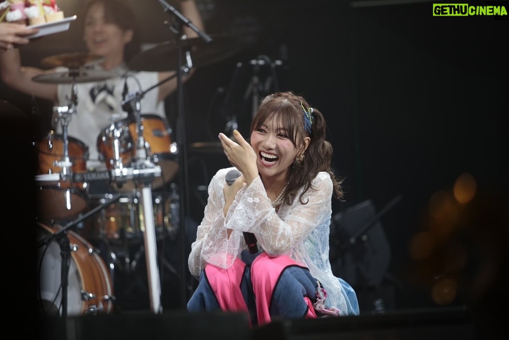 Yuko Oshima - 58.3K Likes - 佐江ちゃんのファーストライヴを観に行かせていただきました🎤✨
さらには、8/13がお誕生日だったこともあり、お祝いを兼ねてサプライズ出演もしちゃいました😆
佐江ちゃん喜んでくれてよかったー🩷
ファーストライヴは佐江ちゃんが考えたセトリがおもしろいわ、夏盛り盛りの選曲で清々しいわ、ファンの方の嬉しそうな様子を見れて私も勝手に嬉しくなっちゃうわ、で
最高の時間でした👍✨
隣に座っていたSayaka AkimotoはOvertureがかかるなり、涙して笑って涙してって忙しそうでした笑

改めてお誕生日おめでとう、そしてファーストライヴお疲れ様でした💐‼️