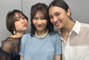 Yuko Oshima Instagram - 佐江ちゃんのファーストライヴを観に行かせていただきました🎤✨
さらには、8/13がお誕生日だったこともあり、お祝いを兼ねてサプライズ出演もしちゃいました😆
佐江ちゃん喜んでくれてよかったー🩷
ファーストライヴは佐江ちゃんが考えたセトリがおもしろいわ、夏盛り盛りの選曲で清々しいわ、ファンの方の嬉しそうな様子を見れて私も勝手に嬉しくなっちゃうわ、で
最高の時間でした👍✨
隣に座っていたSayaka AkimotoはOvertureがかかるなり、涙して笑って涙してって忙しそうでした笑

改めてお誕生日おめでとう、そしてファーストライヴお疲れ様でした💐‼️
