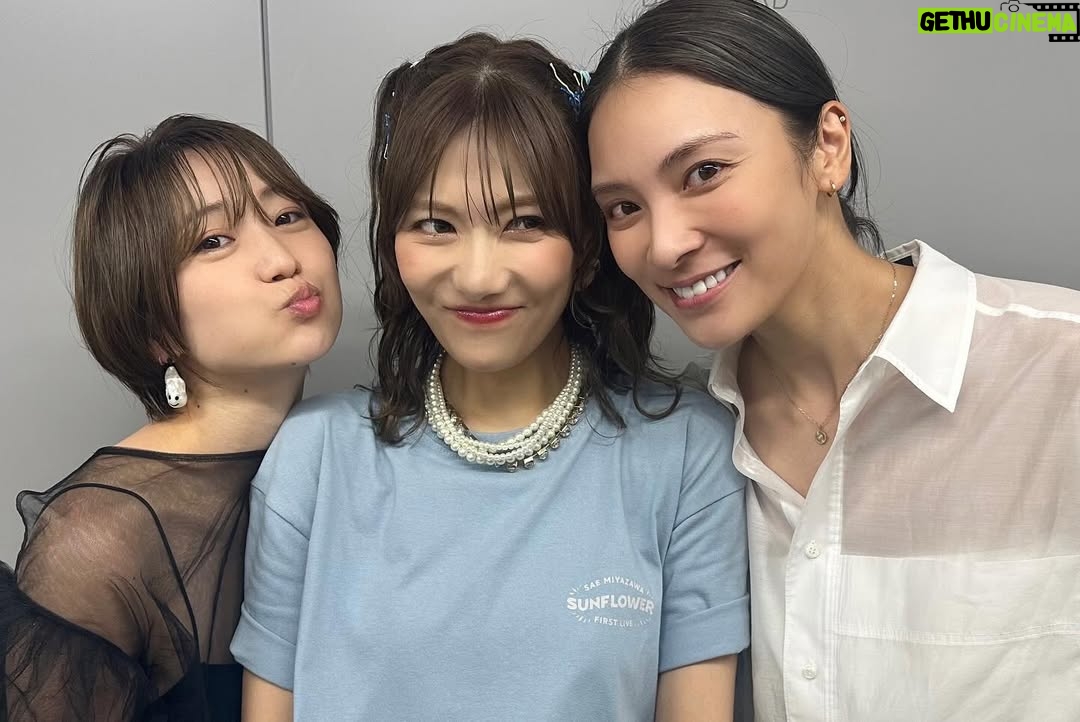 Yuko Oshima - 58.3K Likes - 佐江ちゃんのファーストライヴを観に行かせていただきました🎤✨
さらには、8/13がお誕生日だったこともあり、お祝いを兼ねてサプライズ出演もしちゃいました😆
佐江ちゃん喜んでくれてよかったー🩷
ファーストライヴは佐江ちゃんが考えたセトリがおもしろいわ、夏盛り盛りの選曲で清々しいわ、ファンの方の嬉しそうな様子を見れて私も勝手に嬉しくなっちゃうわ、で
最高の時間でした👍✨
隣に座っていたSayaka AkimotoはOvertureがかかるなり、涙して笑って涙してって忙しそうでした笑

改めてお誕生日おめでとう、そしてファーストライヴお疲れ様でした💐‼️
