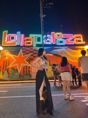 Yukti Chugh Instagram - First of the many @lollapalooza weekends, until I process day1 here are some day2 memories 🤍
.
.
.
.
.
#rufusdusol #lollapalooza #sabrinacarpenter #asaprocky #festival #festivaloutfit❣️