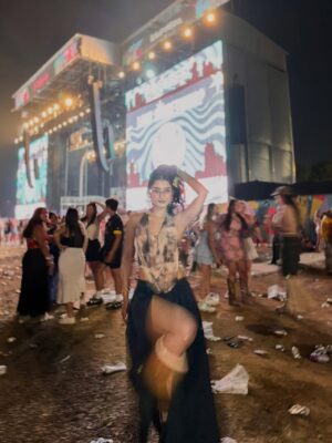 Yukti Chugh Instagram - First of the many @lollapalooza weekends, until I process day1 here are some day2 memories 🤍
.
.
.
.
.
#rufusdusol #lollapalooza #sabrinacarpenter #asaprocky #festival #festivaloutfit❣️