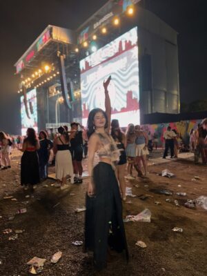 Yukti Chugh Instagram - First of the many @lollapalooza weekends, until I process day1 here are some day2 memories 🤍
.
.
.
.
.
#rufusdusol #lollapalooza #sabrinacarpenter #asaprocky #festival #festivaloutfit❣️