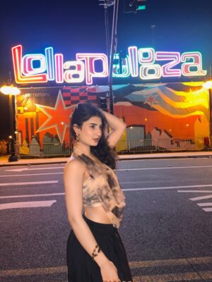 Yukti Chugh Instagram - First of the many @lollapalooza weekends, until I process day1 here are some day2 memories 🤍
.
.
.
.
.
#rufusdusol #lollapalooza #sabrinacarpenter #asaprocky #festival #festivaloutfit❣️