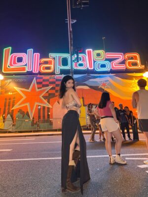 Yukti Chugh Instagram - First of the many @lollapalooza weekends, until I process day1 here are some day2 memories 🤍
.
.
.
.
.
#rufusdusol #lollapalooza #sabrinacarpenter #asaprocky #festival #festivaloutfit❣️