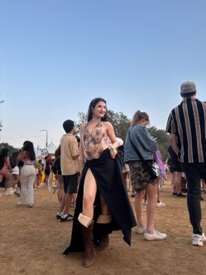 Yukti Chugh Instagram - First of the many @lollapalooza weekends, until I process day1 here are some day2 memories 🤍
.
.
.
.
.
#rufusdusol #lollapalooza #sabrinacarpenter #asaprocky #festival #festivaloutfit❣️