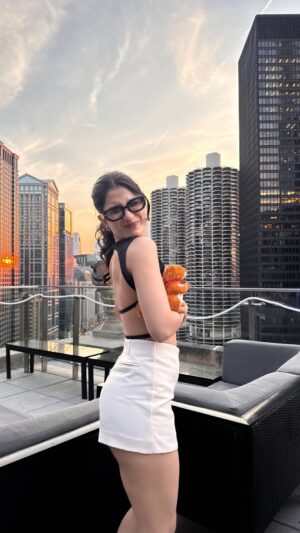 Yukti Chugh Instagram - From deep dish to the top of the @lhchicago — Chicago’s got layers 🌃🍕
.
.
.
Chi-town, skyline, United States, CST, EST, time zone, friends , PST
