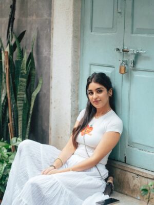 Yukti Thareja Instagram - The most random strolls turn into the sweetest captures🦋

📸: @dieppj