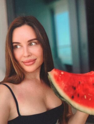 Yulia Mikhalkova-Matyukhina Instagram - Отпуск - это когда все важные дела помещаются в один кадр 🏖️