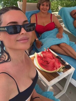 Yulia Mikhalkova-Matyukhina Instagram - Отпуск - это когда все важные дела помещаются в один кадр 🏖️