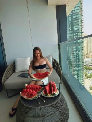 Yulia Mikhalkova-Matyukhina Instagram - Отпуск - это когда все важные дела помещаются в один кадр 🏖️