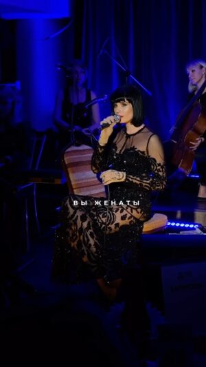 Yuliya Solomonova Instagram - Старенькое видео, но не теряющее актуальности…
#солаМонова #стихи #женатики