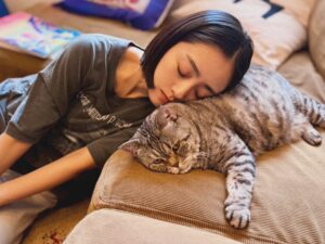 Yumi Adachi Instagram - 🤍🩶🤍
ちょっと甘えるつもりが
いつの間にか寝落ち
迷惑そうなニャン😾