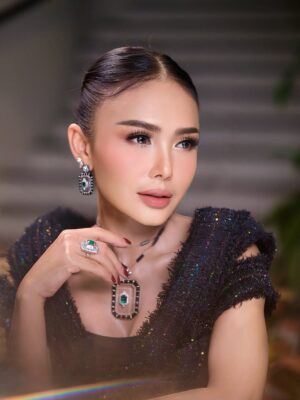 Yuni Shara Instagram - Setuju ga, Panglingnya bunda @yunishara36 bikin speechless, gimana menurut kamu?…

Beautiful Bunda @yunishara36 
Makeup by Dean MUA @deanmua_ 
Hairdo @deva_dadang 
Styled @moedjenan 

#muaindonesian #muajakarta #makeupwedding #deanmua
