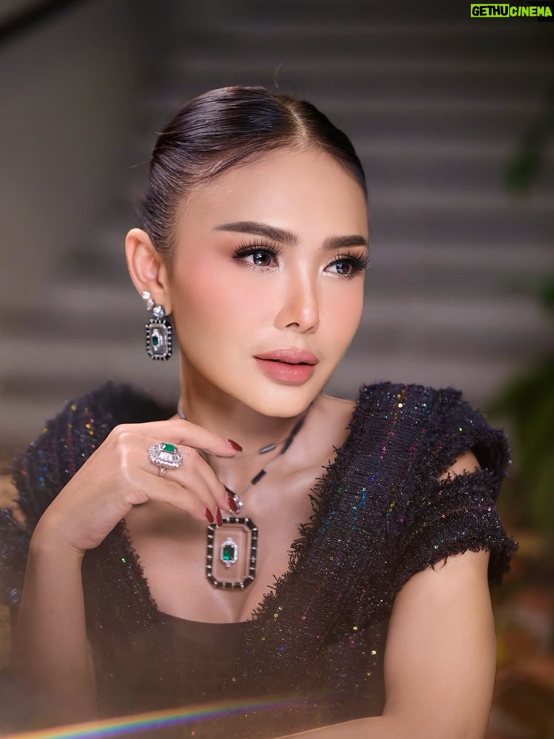 Yuni Shara - 4.8K Likes - Setuju ga, Panglingnya bunda @yunishara36 bikin speechless, gimana menurut kamu?…

Beautiful Bunda @yunishara36 
Makeup by Dean MUA @deanmua_ 
Hairdo @deva_dadang 
Styled @moedjenan 

#muaindonesian #muajakarta #makeupwedding #deanmua