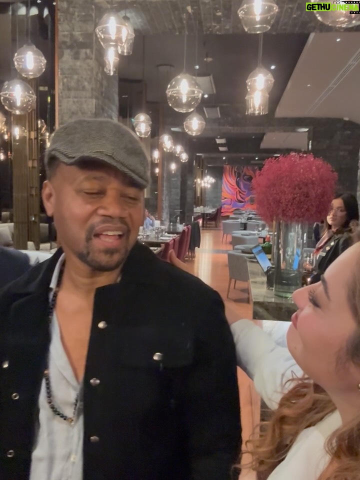 Yuri Vargas - 54.8K Likes - Encontrarme hoy con este ser humano y saber que, en el año 2000, cuando vi Hombres de honor, vibré con esa historia como nunca antes. La sufrí, lloré y me inspiró profundamente, despertando muchas emociones que he sentido cada vez que he estado bajo el agua. Agradezco a la vida por haberme cruzado con él. @cubagoodingjr 
Gracias @yeseniavalenciaactriz por generar este espacio para cumplir sueños de muchos como lo es @smartfilmsco 
Gracias @juanpabloq1 por hacerme esta invitación tan Magica.