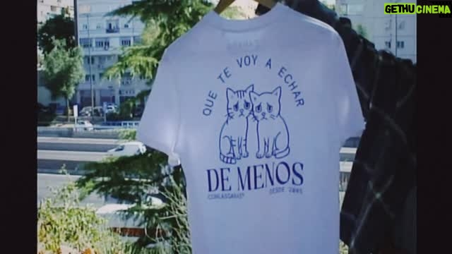 Zahara - 17K Likes - «Con las ganas» cumple 20 años desde que se publicó por primera vez en mi disco Día 913. Mi «Paquito el chocolatero de bajona» ha sido llorado por muchas generaciones que han ido haciendo de ella su canción de la pena. Ha sido banda sonora de películas, series, concursos, castings… Una canción que se ha independizado totalmente de mí, pero con la que me reencontré este verano en festivales desde un lugar diferente, pero siempre cargado de emoción. 

Para celebrar sus 20 años hemos hecho la primera camiseta oficial de «Con las ganas» que ya podéis reservar en la web de GOZZ. 

Videos: grabación de La Fabulosa…, OT, La voz, Tu Cara Me Suena, Tengo ganas de ti, Élite, Valeria, Camilo y Evaluna, TikTok, mundoactua, Indiescretos, Aaron Álvarez, Angrod7…