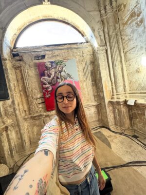 Zahara Instagram - Llevo septiembre tatuado en el costado.
Mes del año nuevo sin roscón de reyes.
Avanza este animal indomable a un ritmo cada vez más vertiginoso y yo busco una barandilla a la que agarrarme. A veces tiene forma de corcito, paseo; otras de meditación o de la mano de mijo de camino al colegio. Converso sobre emociones con las personas a las que amo y me desanimo leyendo a @frankiepiza mientras me cuestiono qué sé sobre qué. Nada es la sensación que me acecha. Lo que implica un océano de posibilidades.
Dicho esto, qué frío hoy ¿no?